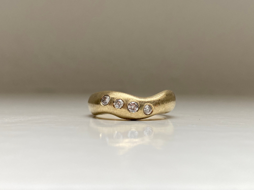 Ringen symboliserer 4 familiemedlemmer. Personligt smykke.